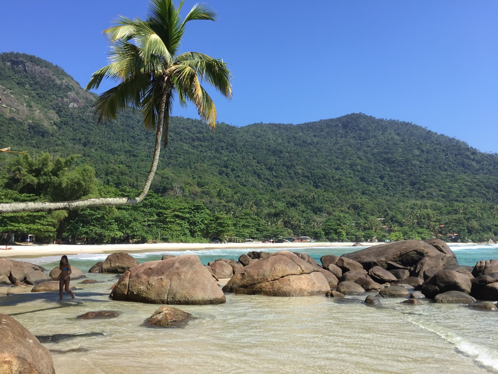 Praia do Aventureiro remote beach, Ilha Grande